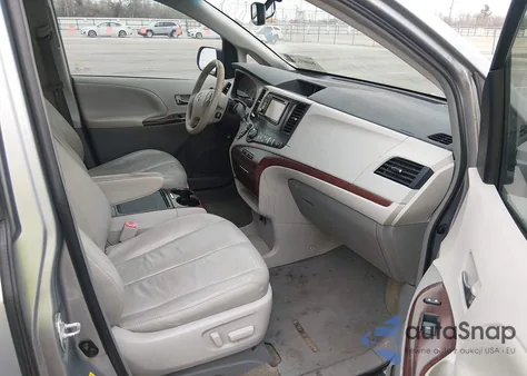 2013 Toyota Sienna Xle V6 8 Passenger z USA, uszkodzony, nr VIN 5TDYK3DC8DS310192